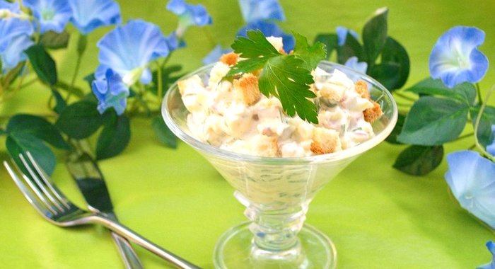 Салат с сыром и сухариками