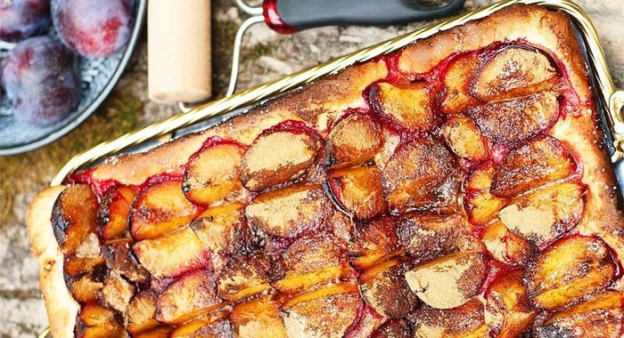 Открытый сливовый пирог