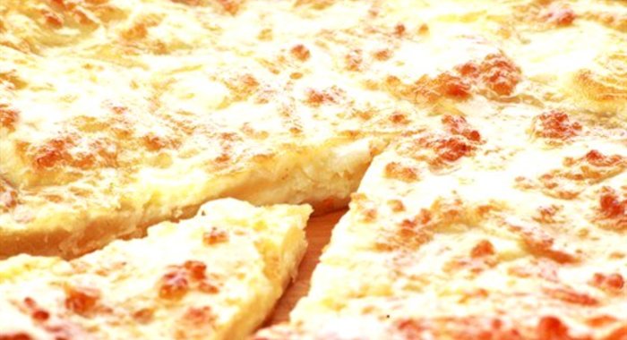 Слоеный пирог с луком, сыром и грецкими орехами