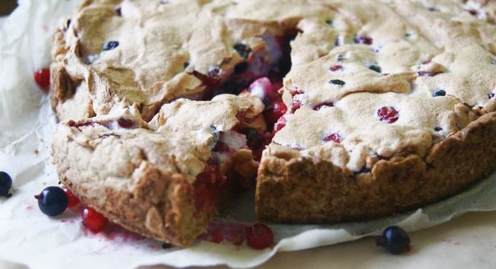 Пирог с красной смородиной и меренгой