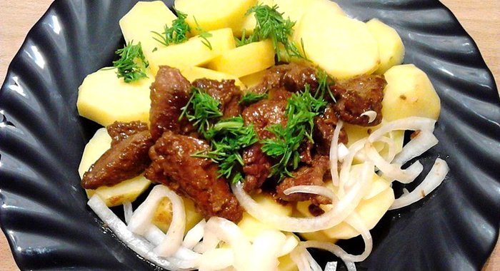 Вареный картофель со свиной печенью и луком