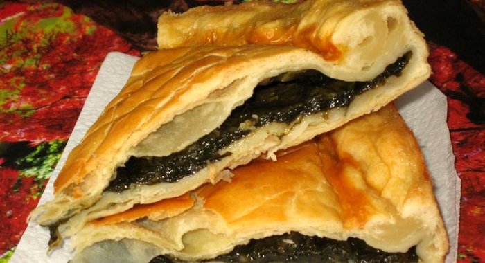 Пирог с щавелем из слоеного теста