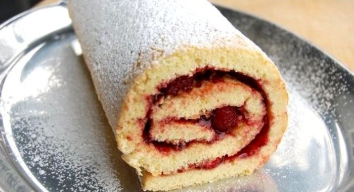 Бисквитный рулет с повидлом