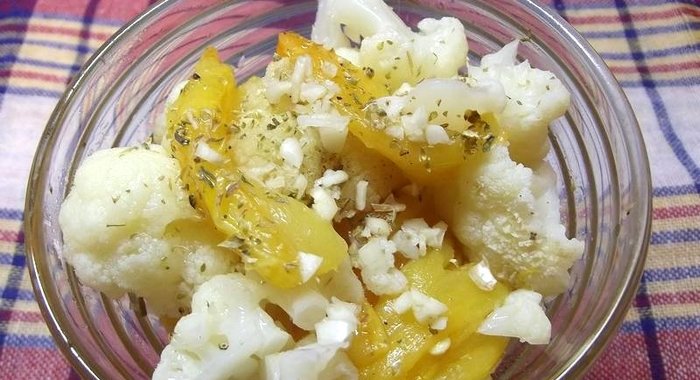 Салат из запеченной цветной капусты и болгарского перца