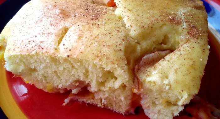 Ванильный пирог с персиком и бананом