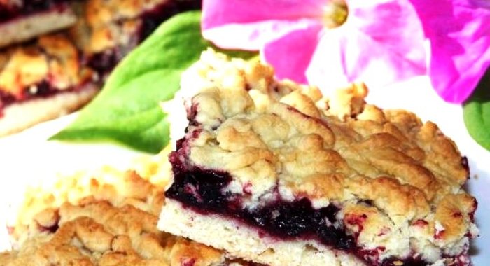 Простой пирог со смородиной