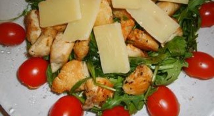 Салат рукола с куриным филе и пармезаном