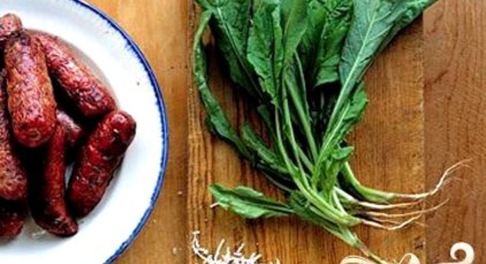 Сосиски-гриль с соусом песто из руколлы