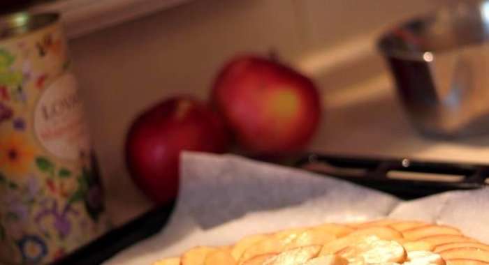 Яблочный пирог с сахарной пудрой