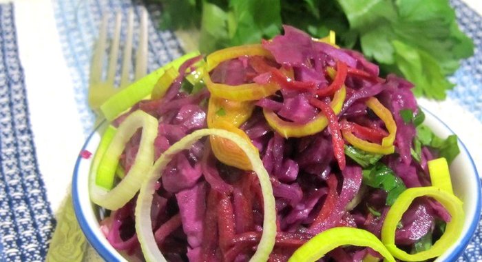 Салат из маринованной капусты