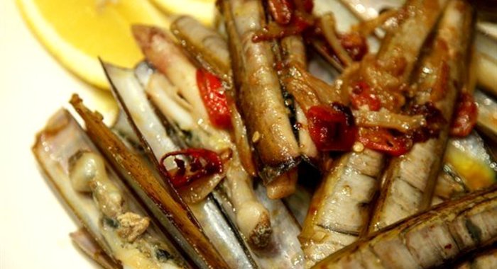 Жареные моллюски-ножи (навахас) с кайенским перцем