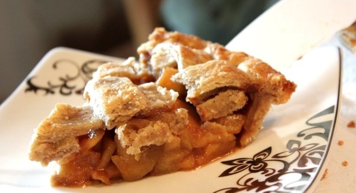 Карамельный пирог с орехами