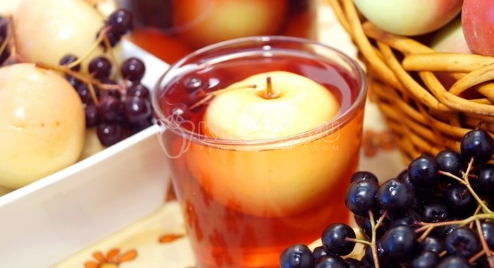 Компот из яблок и черноплодной рябины