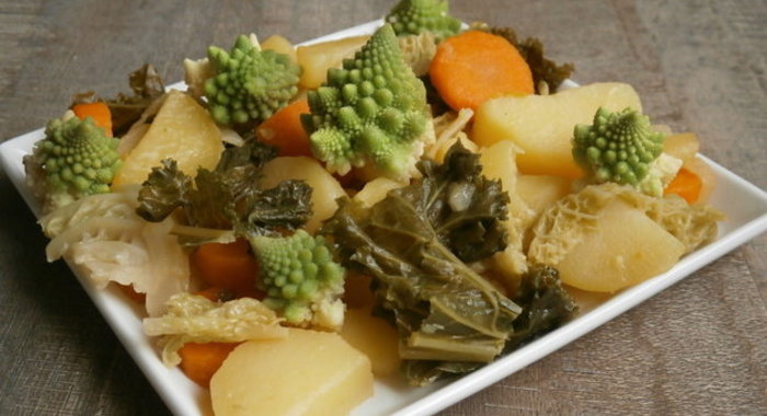 Овощной гарнир с капустой кале и романеско