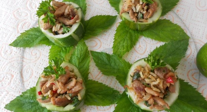 Салат в тайском стиле в огуречных чашечках