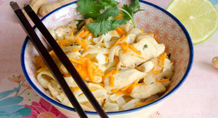 Курица с рисовой лапшой по-тайски
