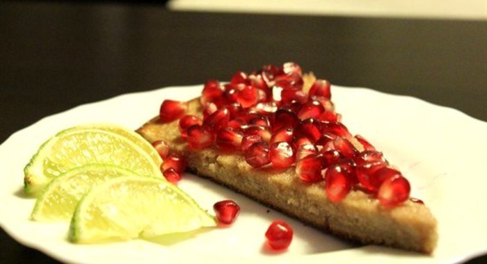 Тонкий гранатовый пирог с глазурью из лайма