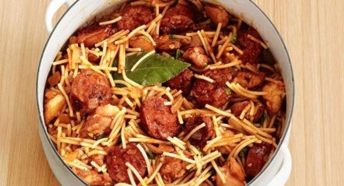 Лапша по-испански с курицей и сосисками