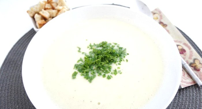 Чесночный суп с гренками