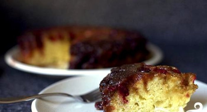 Перевернутый пирог с клюквой и карамелью