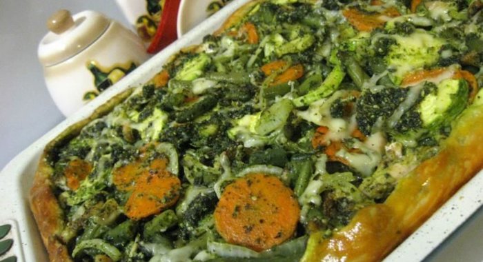 Пирог с овощами, куриными крылышками и песто