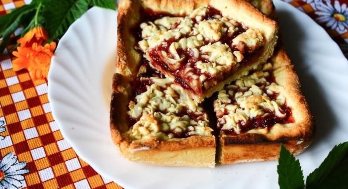 Пирог с малиновым вареньем