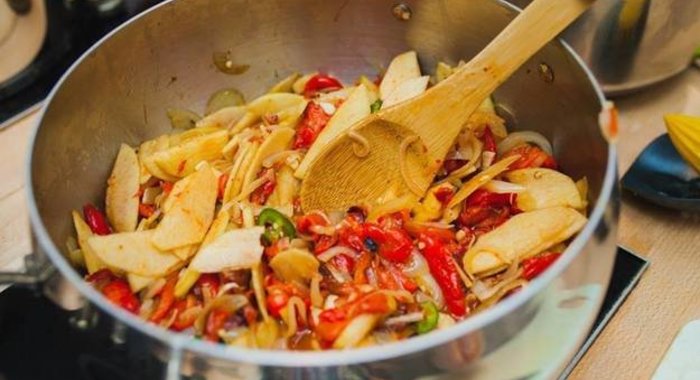 Салат из жженых перцев и яблок
