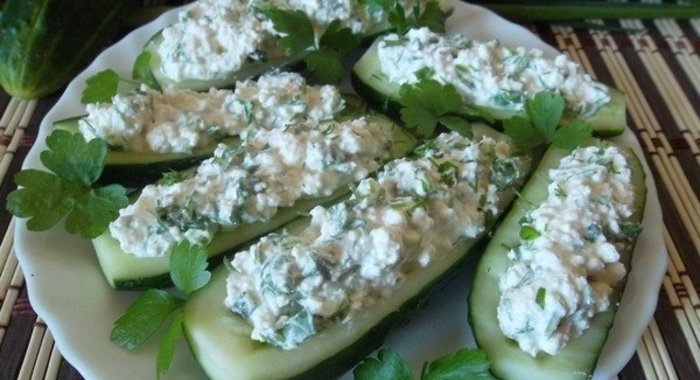 Огуречные лодочки с творогом и зеленью