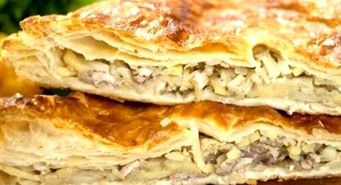 Сочный пирог с курицей из слоеного теста