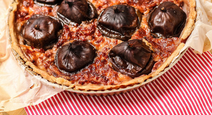 Открытый пирог с инжиром и беконом