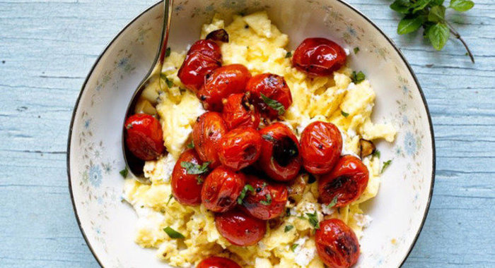 Закуска из яиц с помидорами черри