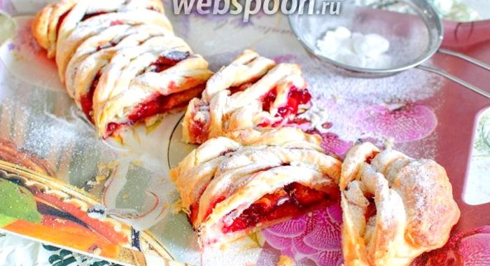 Пирог со сливами из слоёного теста