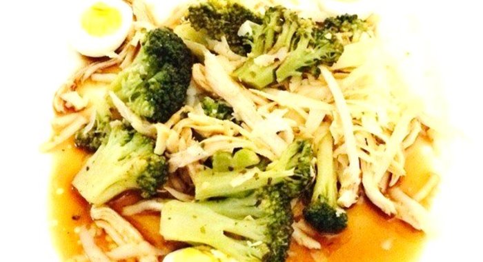 Cалат из брокколи с курицей в имбирно-чесночном соусе