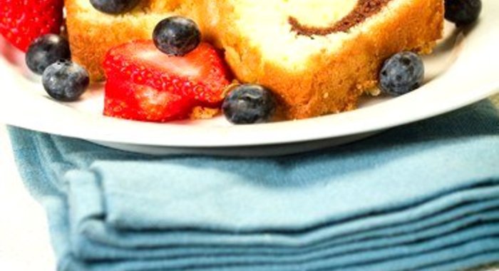 Мраморный пирог с ягодным соусом