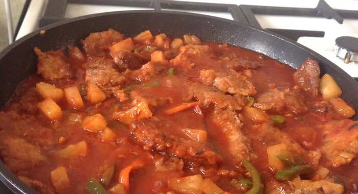 Свинина в кисло-сладком соусе с ананасами