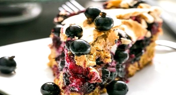 Песочный пирог с черной смородиной