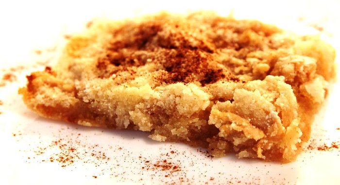 Слоеный сыпучий пирог с яблоками