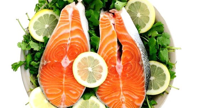 Маринованный лосось с салатом из чили, огурца и сока лайма