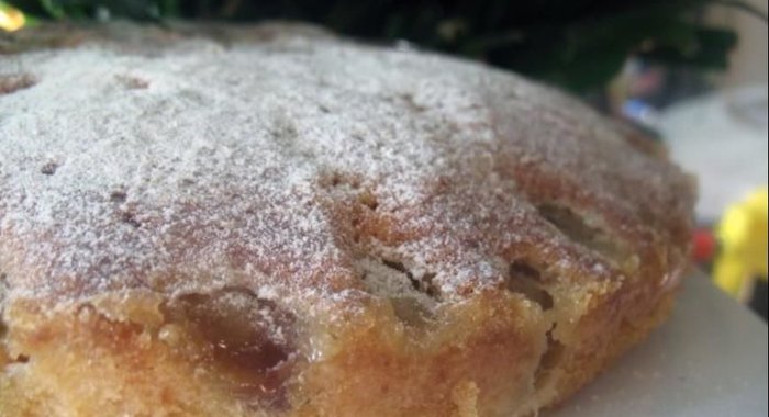 Кекс с виноградом и белым вином