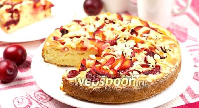 Пирог со сливами и миндалём