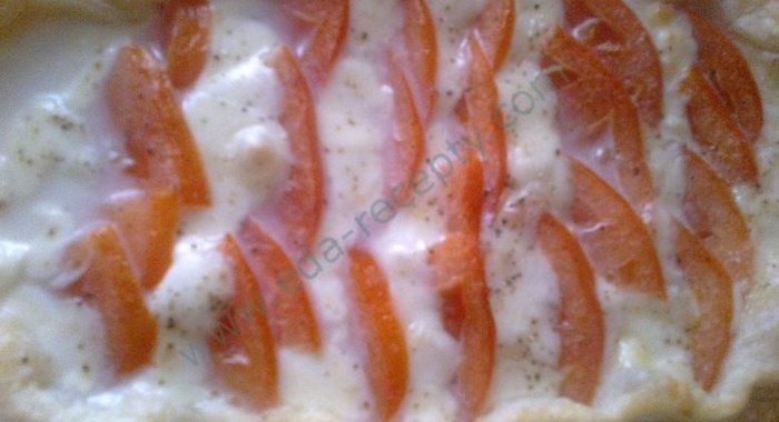 Сырный пирог с моцареллой и помидорами