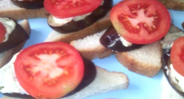 Бутерброды с баклажанами и помидорами