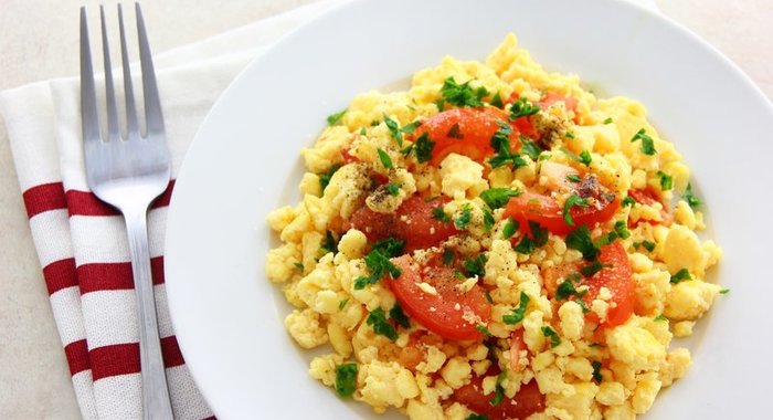 Яичница с сыром фета