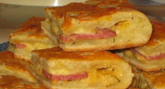 Пирог с колбасой и сыром
