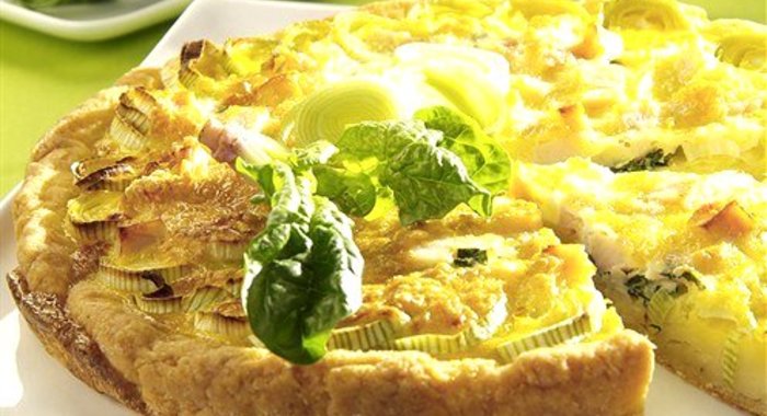 Открытый пирог с сыром и луком-пореем