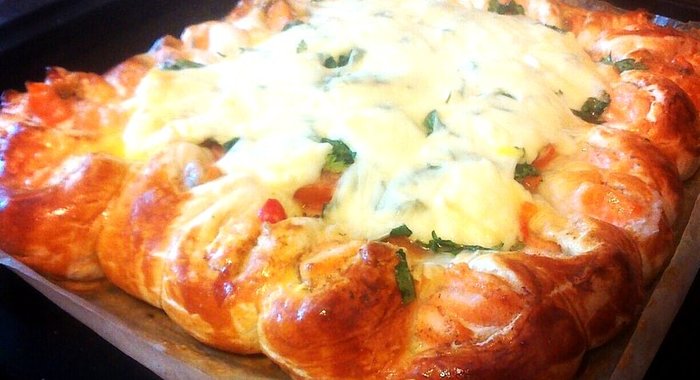 Красивый пирог с семгой и моцареллой