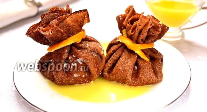 Шоколадные блины с сюрпризом и с апельсиновым соусом