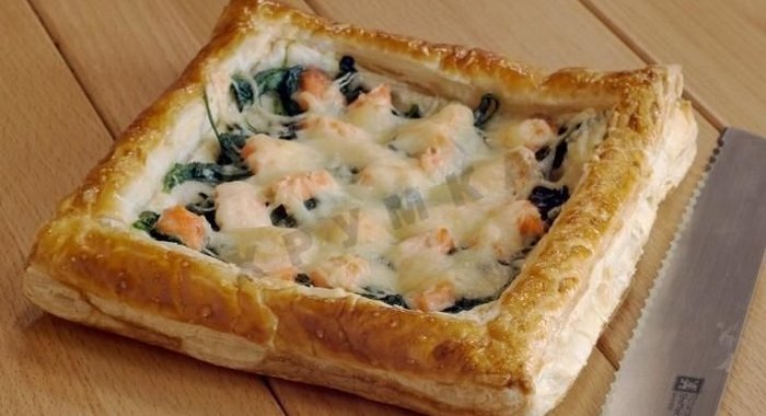 Слоеный пирог с форелью и шпинатом