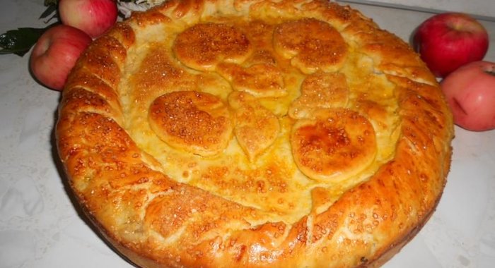 Пирог с томлеными яблоками и вяленой вишней