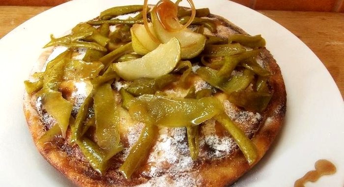 Творожный пирог с карамелизированной грушей